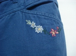 Damenhose mit Blumenstickerei
