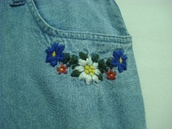Damen Jeans kurz - mit Blumenstickerei