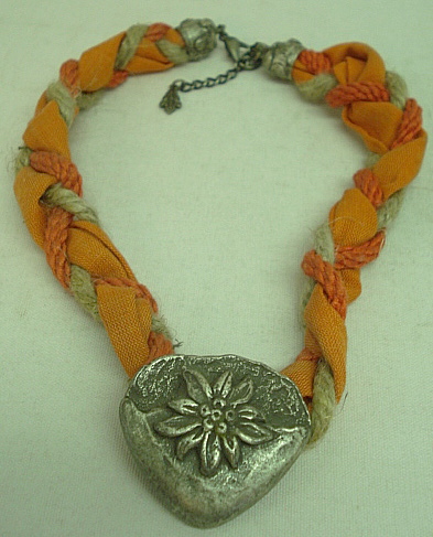 Valerie Collier orange/rot - mit Herz aus Metall