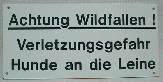 Achtung Wildfallen!Verletzungs - gefahr Hunde an die Leine