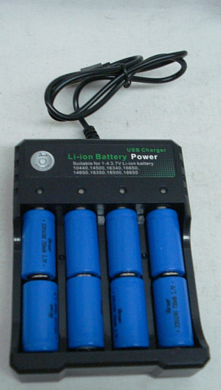 Ladegerät f. CR123 incl. 8Akku - 3,7V